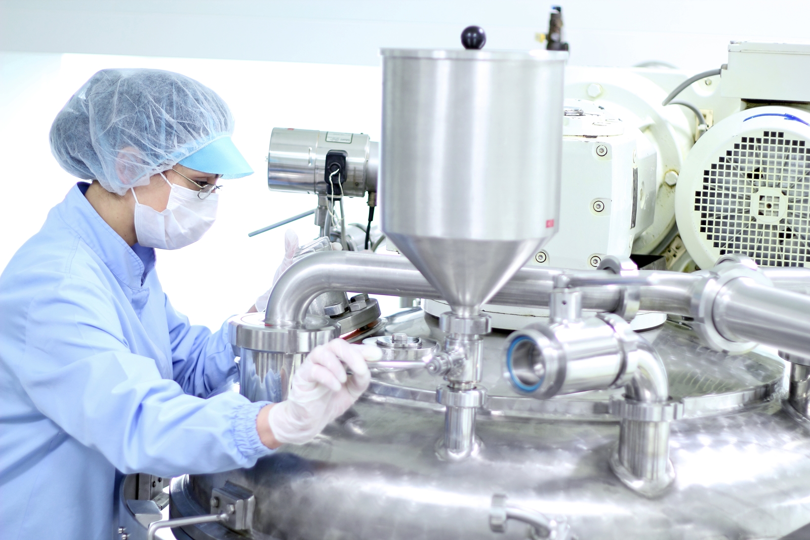 Cleaning a Dry Powder V-Mixer - Alconox Blog: TechNotes